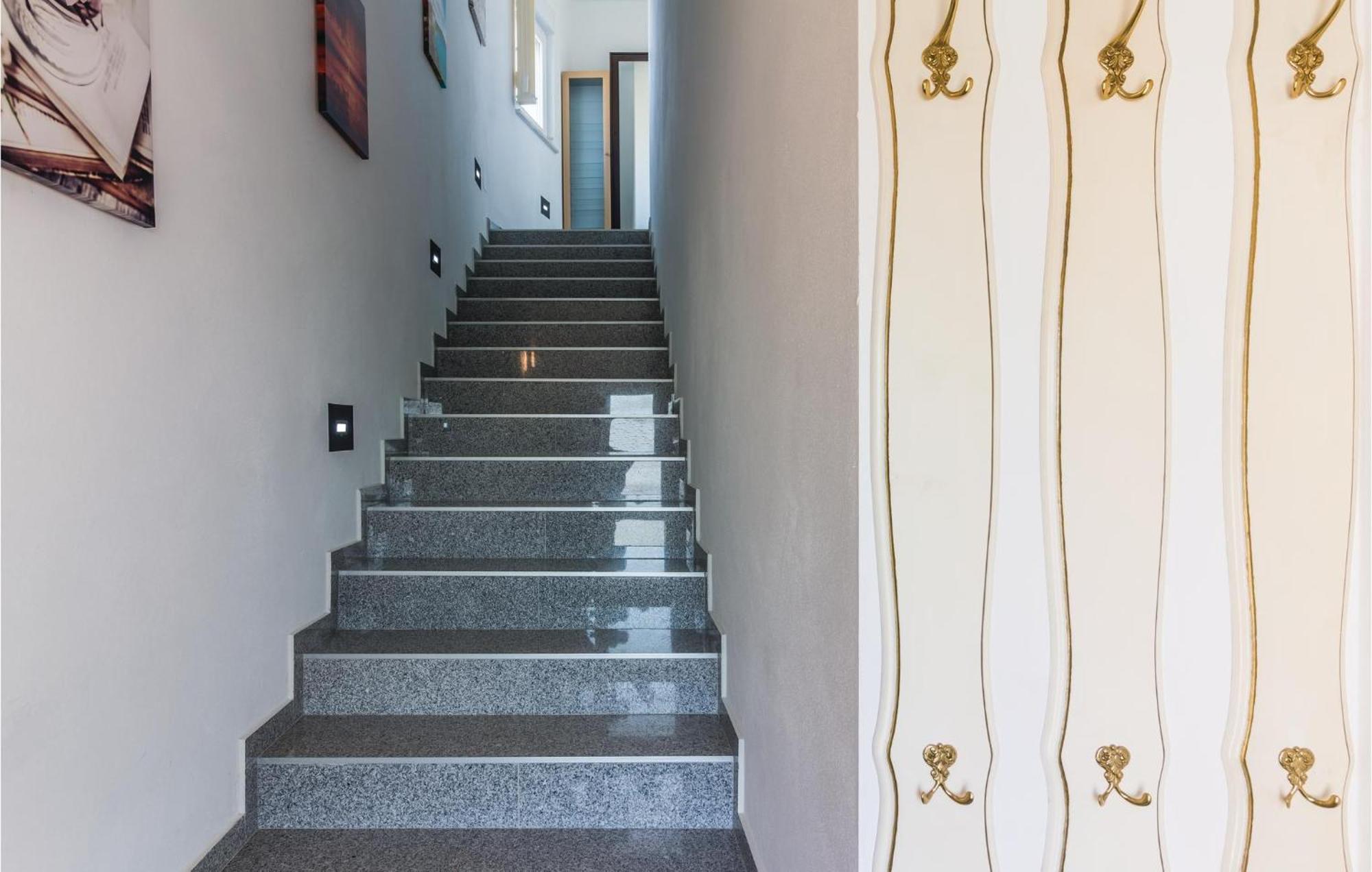 Stunning Apartment In Fazana With House Sea View Exterior foto
